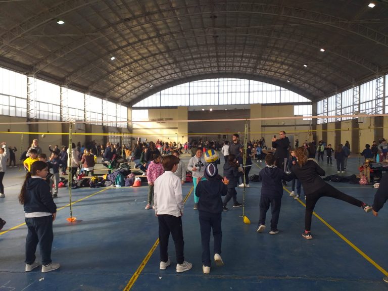 Torneo de Vóley: Chicos y chicas de cuarto grado juegan en la Escuela N°7