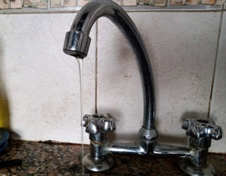 Varios sectores de la ciudad permanecen sin agua en una jornada de intenso calor