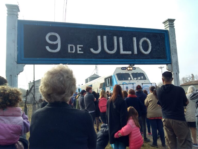 Volvió el tren a Nueve de Julio: el andén desbordó de aplausos