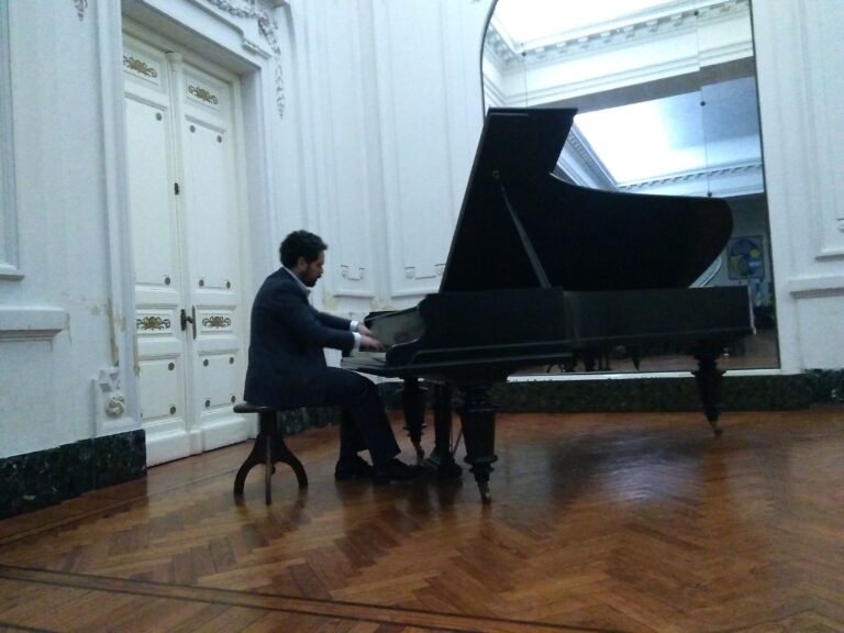 El pianista Tomás Iudicissa musicalizó la velada en el Salón Blanco
