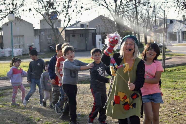 Con una tarde de sol, música y títeres, chicos y chicas despidieron las vacaciones de invierno