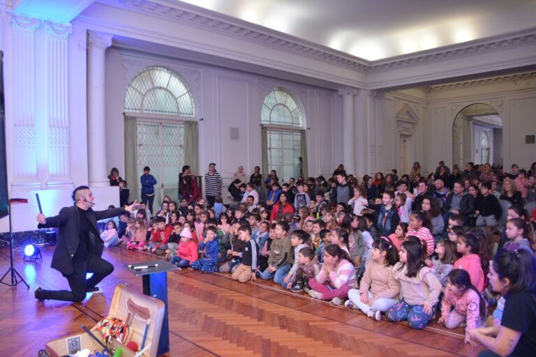 El mago Nazar lleva su ilusionismo a Facundo Quiroga y Dudignac