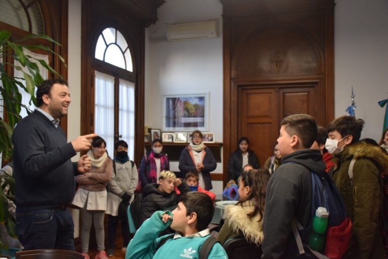 Momento alegre vivió el intendente al recibir a escolares