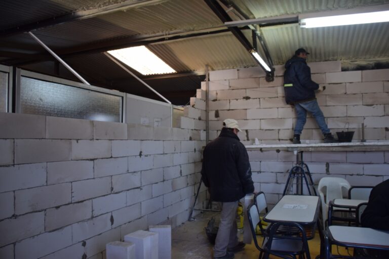 En la oficina de trámites para exámenes para las Licencias de Conducir se hacen arreglos