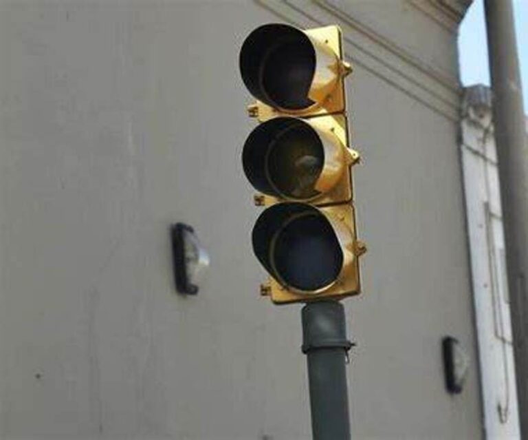 Atención!: circular con precaución en Avda Vedia y La Rioja