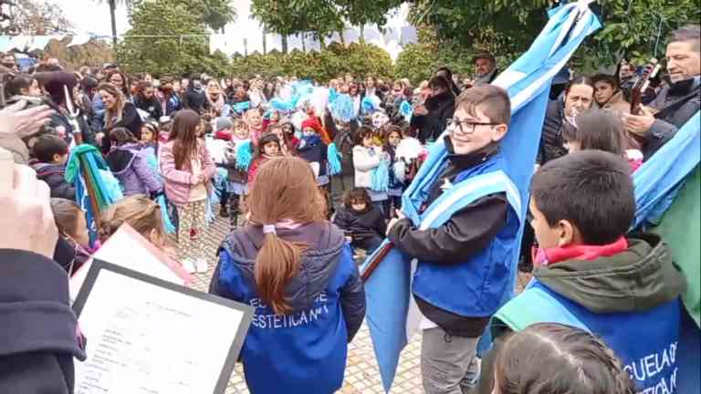 Los Jardines 901 y 916 realizaron un acto por el Día De la Independencia