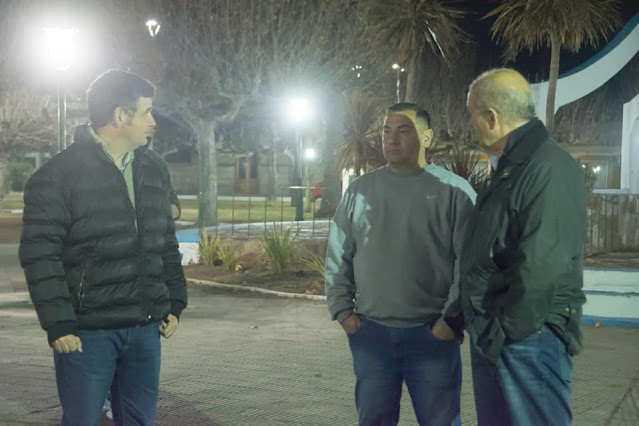 Pehuajó-Mones Cazón: Se encendieron las nuevas luces led en la plaza Bernardino Rivadavia  