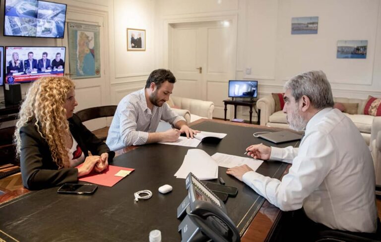 Más cámaras de seguridad en 25 de Mayo: El intendente Hernán Ralinqueo firmó un convenio con Aníbal Fernández