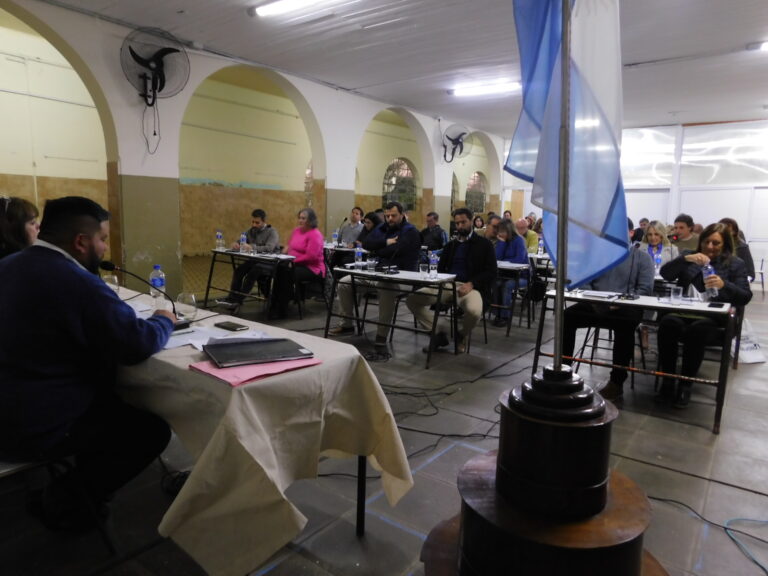 French: El HCD sesionó en la Secundaria Nº5 ‘Héroes de Malvinas’ con proyectos referidos a esa localidad
