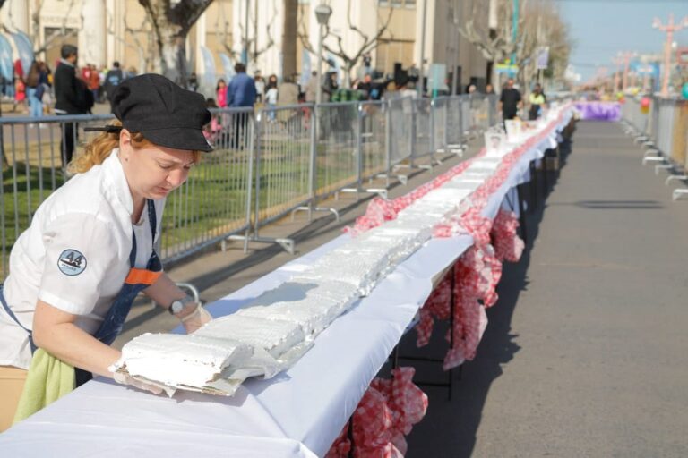 Con una torta de más de 132 metros Bolívar celebró el Día de la Niñez