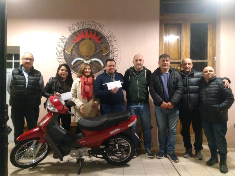 Bomberos Voluntarios realizó una rifa y entregó los premios, entre ellos una moto y órdenes de compra