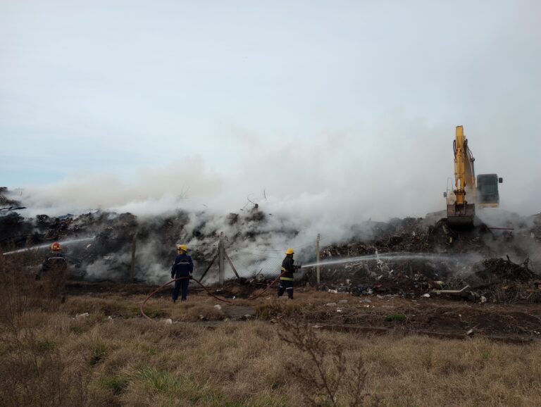 Desde hace tres días los Bomberos combaten focos de incendios en el basural