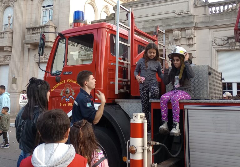 Inclusivo y a lo grande: Bomberos Voluntarios festejó el Día de la Niñez en Plaza Belgrano