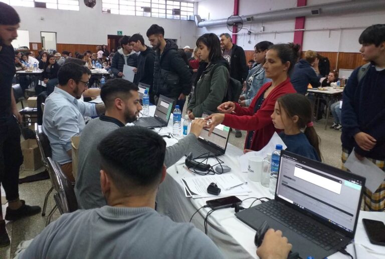 ENACOM entregó 300 tablets a estudiantes de escuelas del distrito nuevejulienses