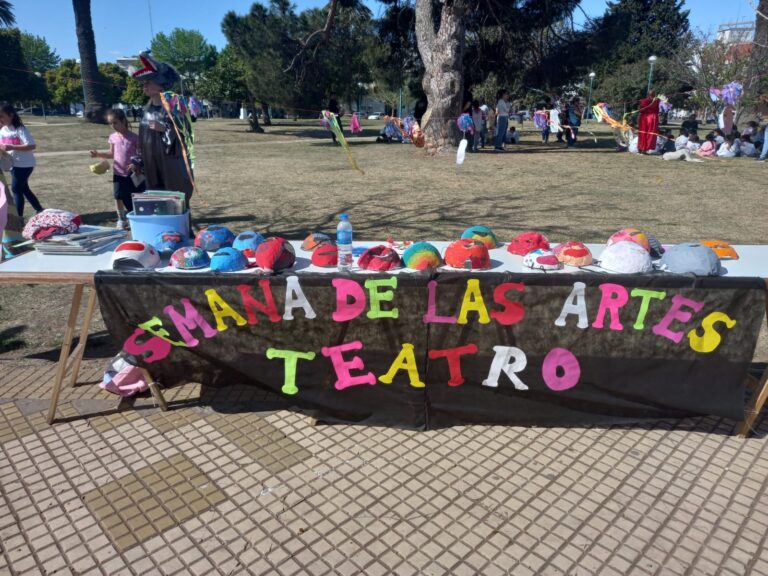 Semana del Arte: La Plaza Belgrano se inundó de juventud, entre el teatro y la lectura