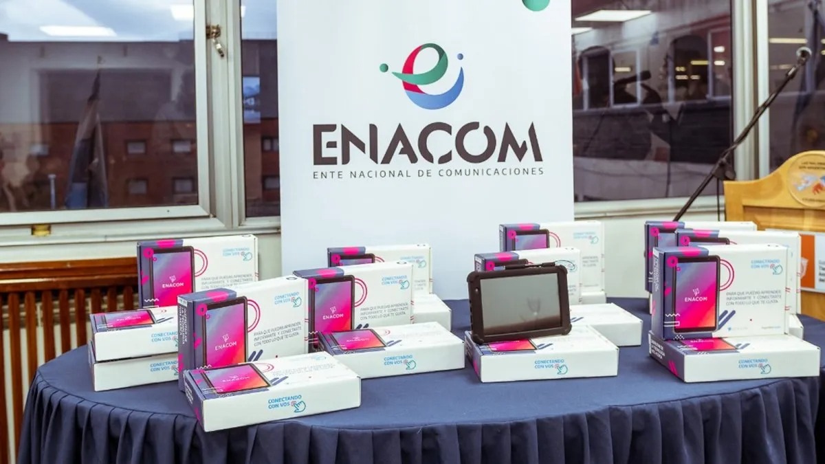 entrega tablets gratis a alumnos del distrito de Junín Cadena