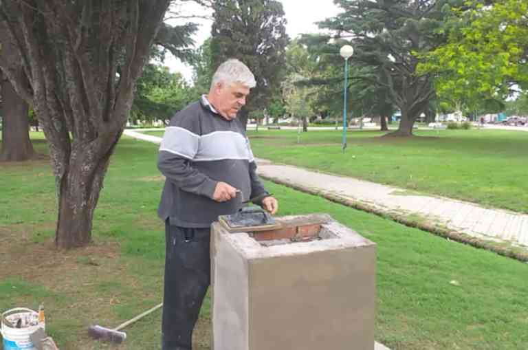 Un Monumento a la Biblia se levanta en la Plaza General Belgrano