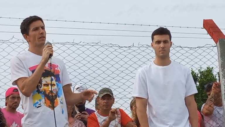 “Fútbol entre pueblos”: ‘Nacho’ Fernández y José Paradela visitaron Dudignac con un enorme gesto solidario para el futbol infantil