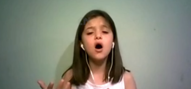 Con 8 años, Sol Muñoz deslumbró con su canto desde Uruguay