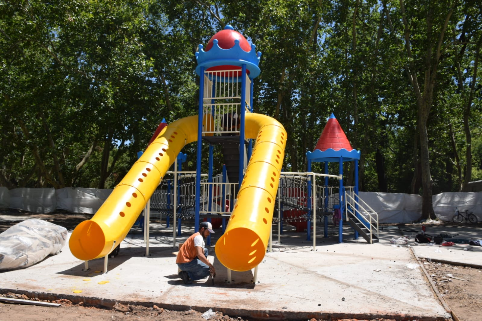 Se instalan los nuevos juegos de recreación para disfrutes de los niños ...