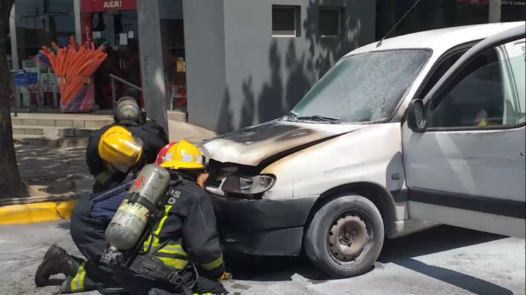 Un automóvil utilitario se incendió en el centro de Nueve de Julio