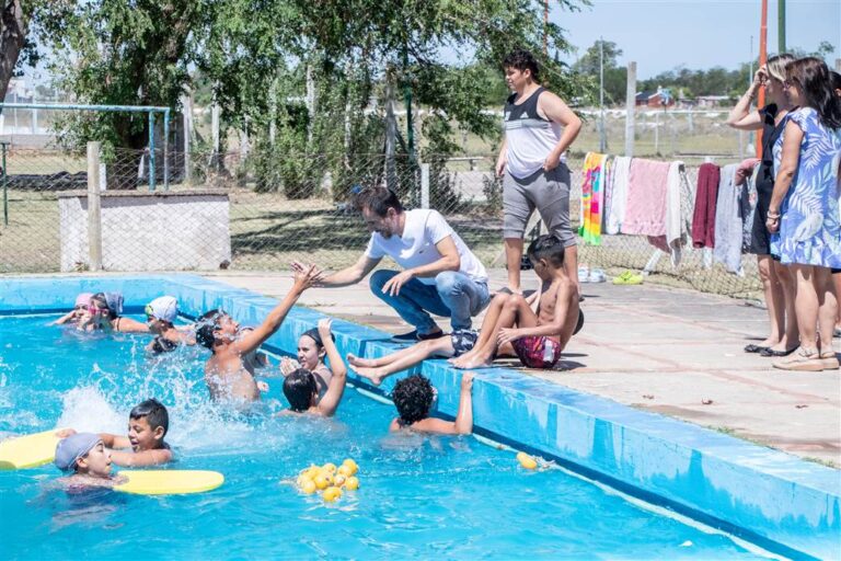 Programa Escuelas Abiertas: En Junín y Pehuajó los chicos disfrutan de la pileta