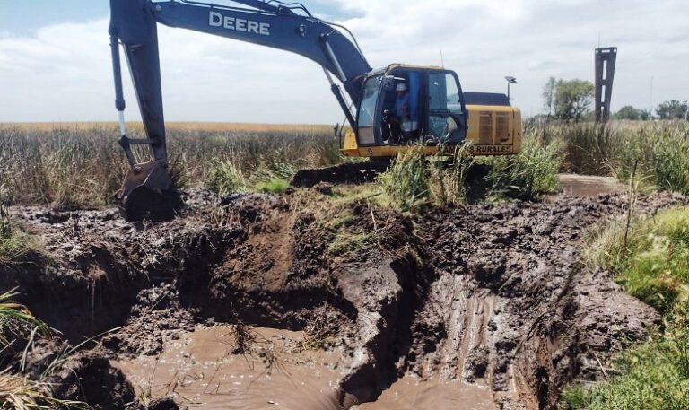 Se realizan tareas de reparación en el acueducto que une las localidades de Nueve de Julio, Carlos Casares y Pehuajó.