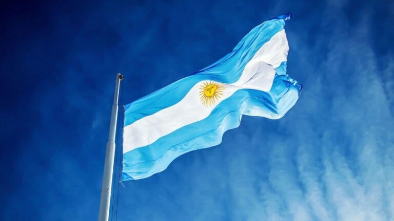 A 214 años del primer izamiento de la bandera argentina: un símbolo de independencia y unidad