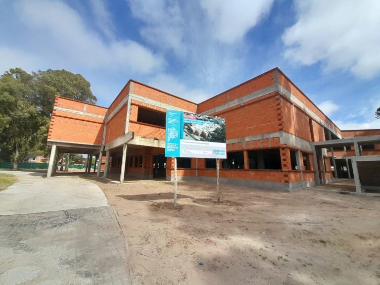Kicillof entregó 54 viviendas a familias de Villa Gesell