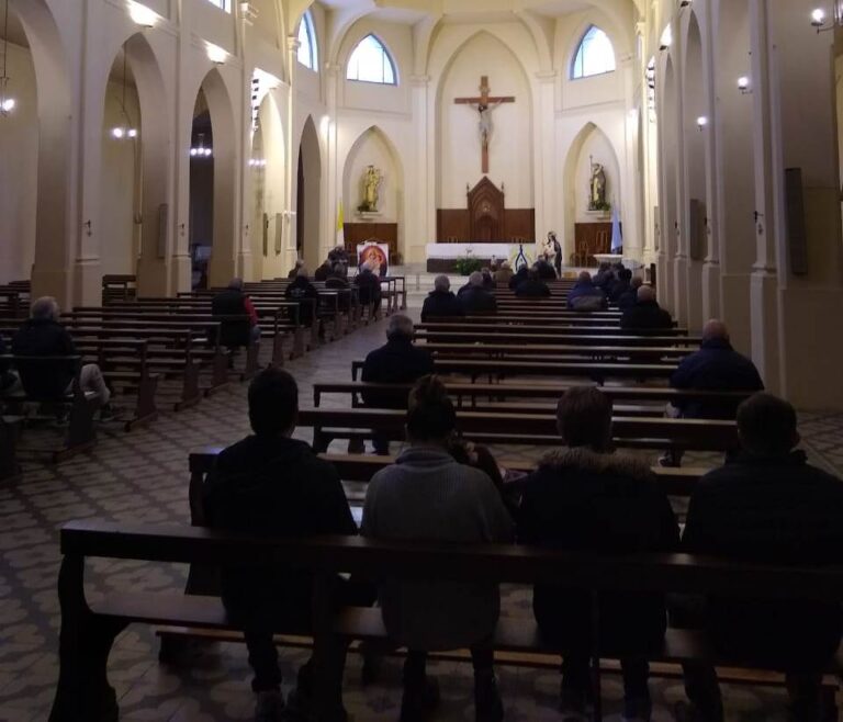 Madrugadores del 9 recibieron la bendición del ‘poncho sanador’ de santo José Brochero
