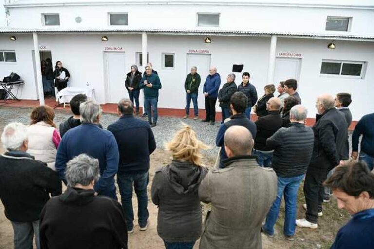 El ministro Javier Rodríguez inauguró un nuevo frigorífico porcino en Alberti junto al intendente Germán Lago