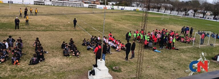 Campeonato de fútbol infantil en French