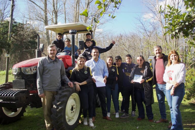 La Escuela Agraria N° 1 de General Viamonte recibió un tractor nuevo por parte del Gobierno de la Provincia.