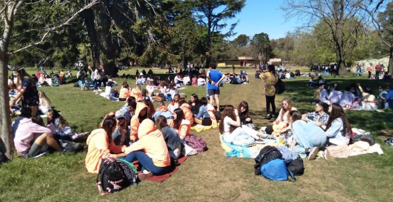 Dia de la primavera: habrá asueto solo en los colegios de nivel secundario