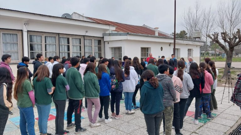 Alumnos de Patricios recibieron el premio ‘La Radio también educa’ de los 50 años de LT33 AM 1560