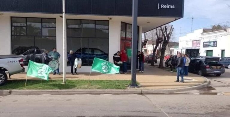 Trabajadores de una concesionaria de autos reclama por atrasos salariales