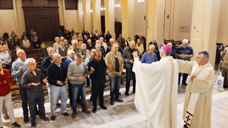 El obispo de Nueve de Julio bendijo a los ‘Madrugadores del 9’ en la misa de acción de gracias por su noveno aniversario