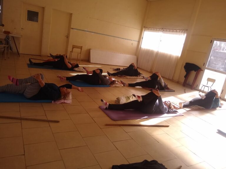 Desarrollo Comunitario brinda clases de yoga en el CIC