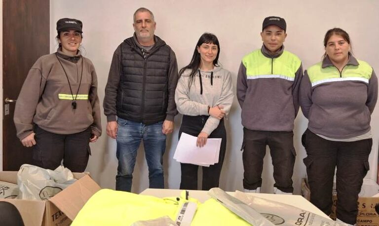 Entregaron indumentaria a personal municipal