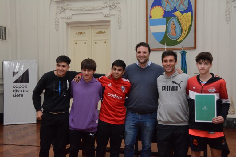 Mariano Barroso despidió a la delegación nuevejuliense que viaja a las finales de los Juegos Bonaerenses