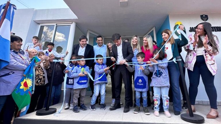 El Gobernador inauguró un Jardín Maternal y entregó una ambulancia en Los Toldos