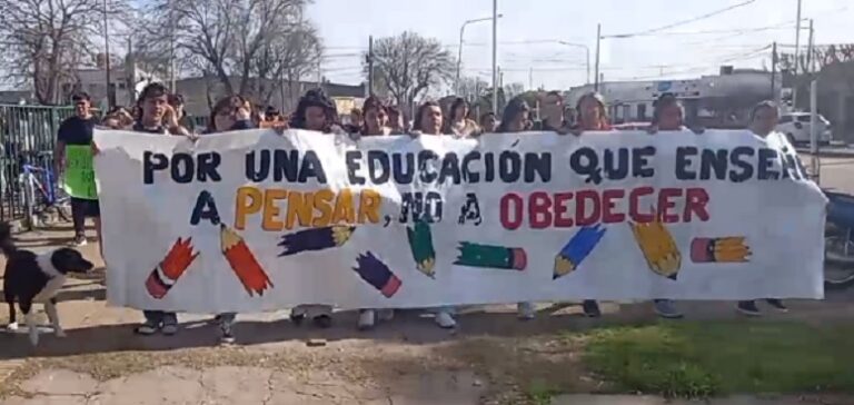 Alumnos del ciclo secundario marcharon en el Día de los Estudiantes Secundarios