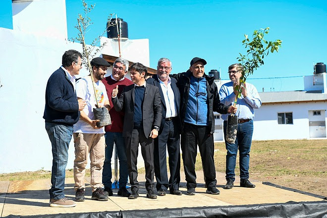 El gobernador Axel Kicillof y el ministro Javier Rodríguez entregaron árboles frutales en Bragado