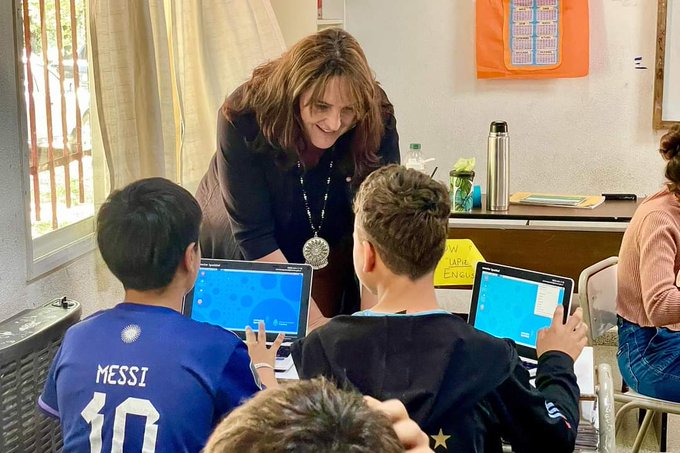 Male Defunchio entregó 53 notebook en las Escuelas de El Chajá y secundaria de Carlos María Naón