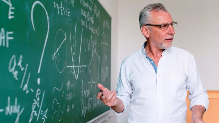 Cobrarán el cuarto aumento del año jubilados docentes y docentes universitarios