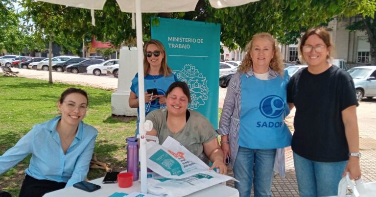 Abordaje territorial en plaza Belgrano de la cartera de Trabajo bonaerense