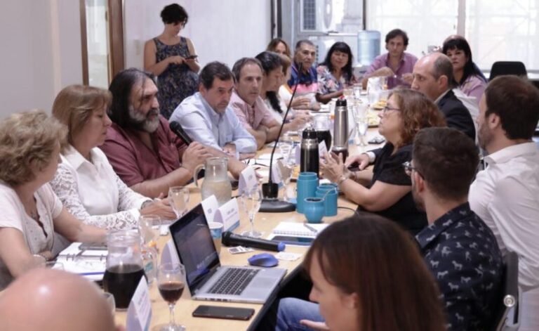 Paritarias: Kicillof convocó a docentes y estatales