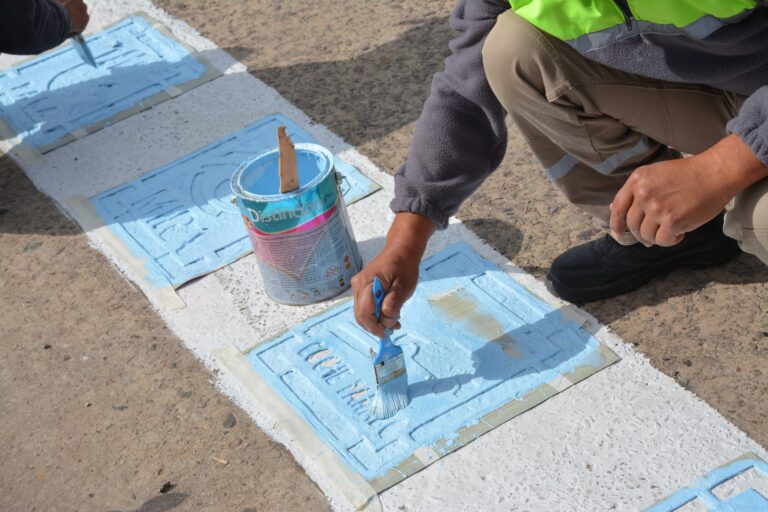 Hay otra senda peatonal con pictogramas