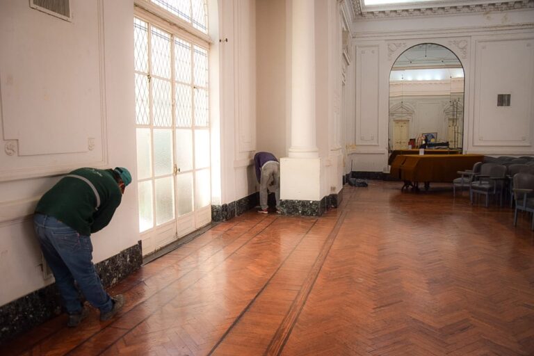 Se hacen trabajos de reacondicionamiento del Salón Blanco del palacio municipal
