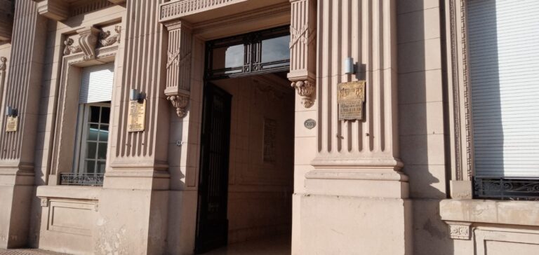 El Municipio luce con la puerta principal abierta
